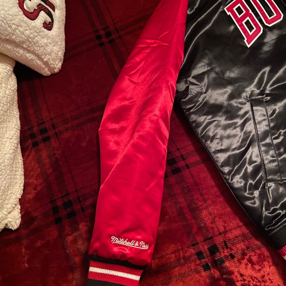 Heavyweight Chicago Bulls 1996 Championship Jacket. Like new condition. - Picture 4 of 5